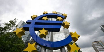 Το γλυπτό με το σήμα του ευρώ έξω από τα πρώην κεντρικά της ΕΚΤ στη Φρανκφούρτη (φωτ.: EPA / Florian Wiegand)
