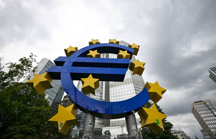 Το γλυπτό με το σήμα του ευρώ έξω από τα πρώην κεντρικά της ΕΚΤ στη Φρανκφούρτη (φωτ.: EPA / Florian Wiegand)