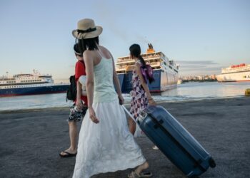 Στο λιμάνι του Πειραιά, εκεί από όπου οι πρώτοι αδειούχοι του Αυγούστου θα φύγουν για νέες περιπέτειες στα ελληνικά νησιά (φωτ.: Μιχάλης Καραγιάννης/ EUROKINISSI)