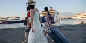 Στο λιμάνι του Πειραιά, εκεί από όπου οι πρώτοι αδειούχοι του Αυγούστου θα φύγουν για νέες περιπέτειες στα ελληνικά νησιά (φωτ.: Μιχάλης Καραγιάννης/ EUROKINISSI)