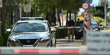 Από τη μεταφορά της μητέρας στο Λιμεναρχείο Φλοίσβου (φωτ.: EUROKINISSI / Κώστας Τζούμας)