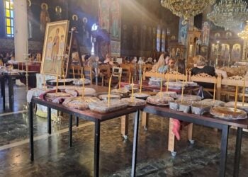Λίγο πριν από τον εσπερινό, οι φανουρόπιτες έχουν ήδη αρχίσει να παίρνουν θέση μέσα στον ιερό ναό της Αγίας Κυριακής (φωτ.: tiktok/Χριστίνα Περεντίδου)