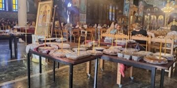 Λίγο πριν από τον εσπερινό, οι φανουρόπιτες έχουν ήδη αρχίσει να παίρνουν θέση μέσα στον ιερό ναό της Αγίας Κυριακής (φωτ.: tiktok/Χριστίνα Περεντίδου)
