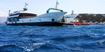 Το «Παναγία Παραβουνιώτισσα» προσάραξε στην ξέρα Γλάρος έξω από τα Νέα Στύρα (φωτ.: EUROKINISSI / Θοδωρής Νικολάου)