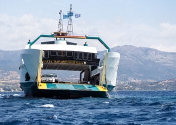 Τα οχήματα των επιβατών παραμένουν στο φέρι μποτ (φωτ.: EUROKINISSI/Θοδωρής Νικολάου)