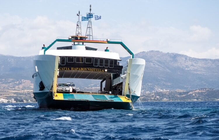 Τα οχήματα των επιβατών παραμένουν στο φέρι μποτ (φωτ.: EUROKINISSI/Θοδωρής Νικολάου)