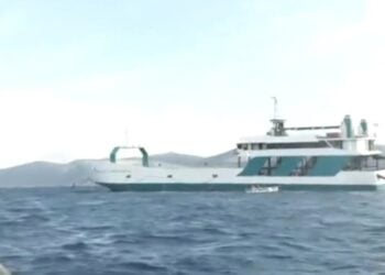 Το φέρι μποτ παραμένει στο σημείο που προσάραξε χθες, το απόγευμα της Τρίτης (φωτ.: glomex)