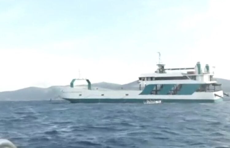 Το φέρι μποτ παραμένει στο σημείο που προσάραξε χθες, το απόγευμα της Τρίτης (φωτ.: glomex)