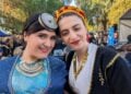 Μια Ποντιοπούλα και μια Κρητικοπούλα. συνδέονται με βαθιά φιλία και χόρεψαν μαζί στο φεστιβάλ του Northcote (φωτ.: The Greek Herald / Μαίρη Συνανίδη)