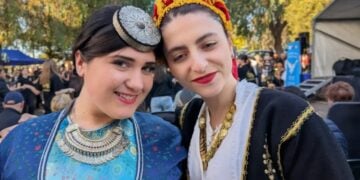 Μια Ποντιοπούλα και μια Κρητικοπούλα. συνδέονται με βαθιά φιλία και χόρεψαν μαζί στο φεστιβάλ του Northcote (φωτ.: The Greek Herald / Μαίρη Συνανίδη)