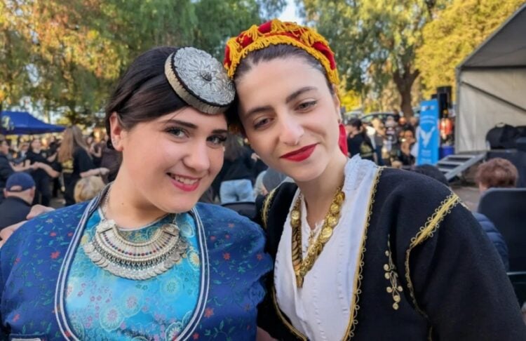 Μια Ποντιοπούλα και μια Κρητικοπούλα. συνδέονται με βαθιά φιλία και χόρεψαν μαζί στο φεστιβάλ του Northcote (φωτ.: The Greek Herald / Μαίρη Συνανίδη)