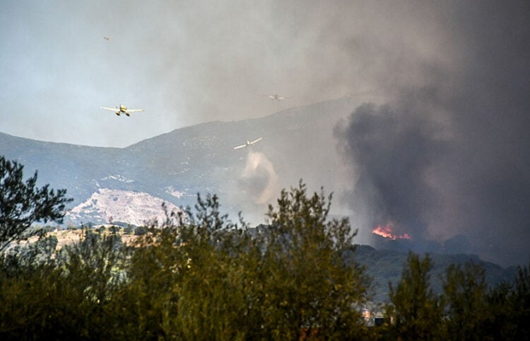 Εναέρια μέσα για την κατάσβεση της φωτιάς στη Δυτική Αχαΐα (φωτ.: EUROKINISSI)