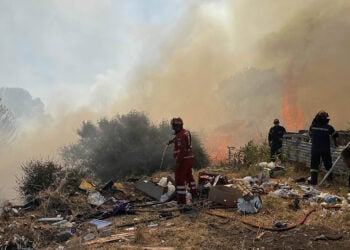 Στο μέτωπο της φωτιάς και το  το Σώμα Σαμαρειτών του Ελληνικού Ερυθρού Σταυρού (φωτ.: Facebook / Ελληνικός Ερυθρός Σταυρός - Περιφερειακό Τμήμα Κομοτηνής)