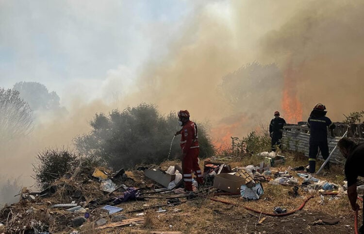 Στο μέτωπο της φωτιάς και το  το Σώμα Σαμαρειτών του Ελληνικού Ερυθρού Σταυρού (φωτ.: Facebook / Ελληνικός Ερυθρός Σταυρός - Περιφερειακό Τμήμα Κομοτηνής)