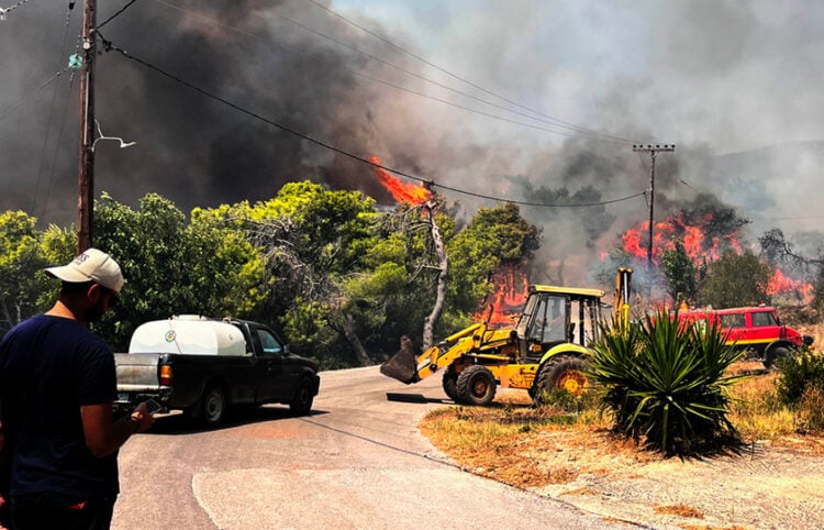 Φλόγες «καταπίνουν» δασική έκταση κοντά στον Αγαλά Ζακύνθου (φωτ.: ΑΠΕ-ΜΠΕ / Κώστας Συνετός)