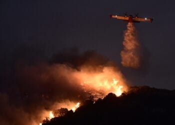 Πυροσβεστικό αεροσκάφος πραγματοποιεί τις τελευταίες ρίψεις νερού πριν πέσει εντελώς το σκοτάδι στην Κερατέα (φωτ.: EUROKINISSI/Μιχάλης Παπαδόπουλος)