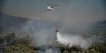 Πυροσβεστικό ελικόπτερο επιχειρεί σε παλιότερη φωτιά στη Λέσβο (φωτ.: EUROKINISSI/Παναγιώτης Μπαλάσκας)