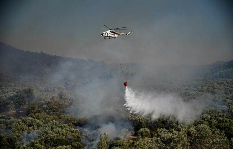 Πυροσβεστικό ελικόπτερο επιχειρεί σε παλιότερη φωτιά στη Λέσβο (φωτ.: EUROKINISSI/Παναγιώτης Μπαλάσκας)