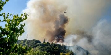 Πυροσβεστικό ελικόπτερο επιχειρεί κατά πυρκαγιάς (φωτ. αρχείου: EUROKINISSI)