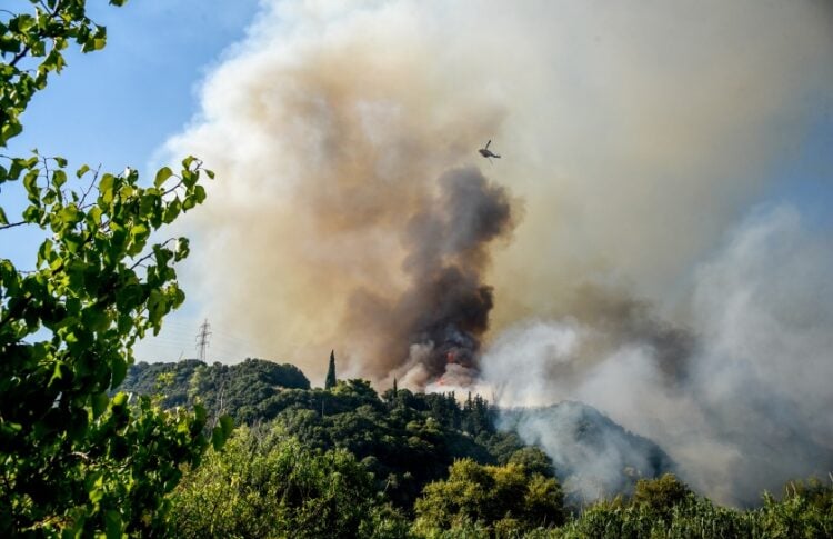Πυροσβεστικό ελικόπτερο επιχειρεί κατά πυρκαγιάς (φωτ. αρχείου: EUROKINISSI)