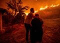 Πολίτες απομακρύνονται στη διάρκεια της φωτιάς στην Ηλεία (φωτ.: EUROKINISSI/IlieaLive.gr/Γιάννης Σπυρούνης)