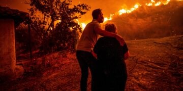 Πολίτες απομακρύνονται στη διάρκεια της φωτιάς στην Ηλεία (φωτ.: EUROKINISSI/IlieaLive.gr/Γιάννης Σπυρούνης)