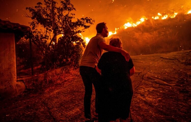 Πολίτες απομακρύνονται στη διάρκεια της φωτιάς στην Ηλεία (φωτ.: EUROKINISSI/IlieaLive.gr/Γιάννης Σπυρούνης)