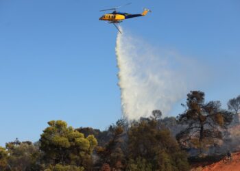 Πυροσβεστικό ελικόπτερο κάνει ρίψη νερού στην περιοχή (φωτ.: EUROKINISSI/Γιάννης Παναγόπουλος)