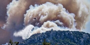 Χαρακτηριστικό στιγμιότυπο από παλιότερη φωτιά στην Πάρνηθα (φωτ. αρχείου: EUROKINISSI/Διονύσης Πατεράκης)