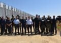 Ο υπουργός Προστασίας του Πολίτη Μιχάλης Χρυσοχοΐδης (κέντρο) στη διάρκεια της επίσκεψης στον Φράχτη του Έβρου (φωτ.: Υπουργείο Προστασίας του Πολίτη)