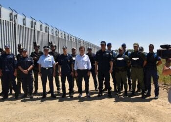 Ο υπουργός Προστασίας του Πολίτη Μιχάλης Χρυσοχοΐδης (κέντρο) στη διάρκεια της επίσκεψης στον Φράχτη του Έβρου (φωτ.: Υπουργείο Προστασίας του Πολίτη)