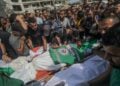 Παλαιστίνιοι θρηνούν στην κηδεία των δημοσιογράφων που σκοτώθηκαν από τα ισραηλινά πυρά, έξω από το νοσοκομείο Αλ Σίφα, στην πόλη της Γάζας (φωτ.: EPA/Mohammed Saber)