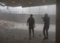 Παλαιστίνιοι ελέγχουν τις ζημιές που προκλήθηκαν στο νοσοκομείο Νάσερ λίγο μετά το ισραηλινό πλήγμα, την περασμένη Δευτέρα (φωτ.: EPA/Haitham Imad)