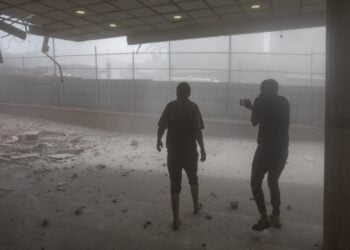 Παλαιστίνιοι ελέγχουν τις ζημιές που προκλήθηκαν στο νοσοκομείο Νάσερ λίγο μετά το ισραηλινό πλήγμα, την περασμένη Δευτέρα (φωτ.: EPA/Haitham Imad)