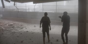 Παλαιστίνιοι ελέγχουν τις ζημιές που προκλήθηκαν στο νοσοκομείο Νάσερ λίγο μετά το ισραηλινό πλήγμα, την περασμένη Δευτέρα (φωτ.: EPA/Haitham Imad)