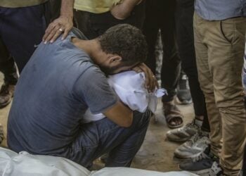Παλαιστίνιος θρηνεί πάνω από τη σορό ενός μικρού αγοριού στο νοσοκομείο Αλ Σίφα, στην πόλη της Γάζας (φωτ.: EPA/Mohammed Saber)
