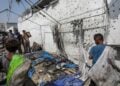 Ό,τι απέμεινε από τη σκηνή των δημοσιογράφων του Αλ Τζαζίρα, έξω από το νοσοκομείο Αλ Σίφα στην πόλη της Γάζας, μετά το ισραηλινό χτύπημα (φωτ.: EPA/Mohammed Saber)
