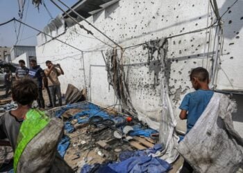 Ό,τι απέμεινε από τη σκηνή των δημοσιογράφων του Αλ Τζαζίρα, έξω από το νοσοκομείο Αλ Σίφα στην πόλη της Γάζας, μετά το ισραηλινό χτύπημα (φωτ.: EPA/Mohammed Saber)
