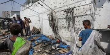 Ό,τι απέμεινε από τη σκηνή των δημοσιογράφων του Αλ Τζαζίρα, έξω από το νοσοκομείο Αλ Σίφα στην πόλη της Γάζας, μετά το ισραηλινό χτύπημα (φωτ.: EPA/Mohammed Saber)