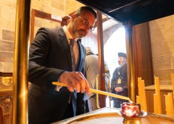 Ο νέος γενικός πρόξενος της Ελλάδας στο Σίδνεϊ Γιώργος Σκέμπερης ανάβει κερί στον ιερό ναό Ευαγγελισμού της Θεοτόκου (φωτ.: Αρχιεπισκοπή Αυστραλίας/Μάρκελλος Πετρόπουλος)