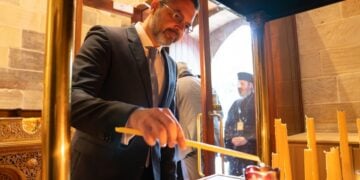 Ο νέος γενικός πρόξενος της Ελλάδας στο Σίδνεϊ Γιώργος Σκέμπερης ανάβει κερί στον ιερό ναό Ευαγγελισμού της Θεοτόκου (φωτ.: Αρχιεπισκοπή Αυστραλίας/Μάρκελλος Πετρόπουλος)