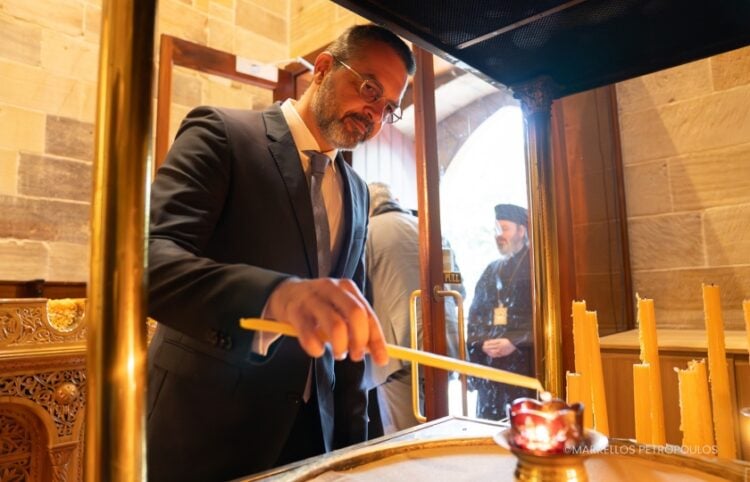Ο νέος γενικός πρόξενος της Ελλάδας στο Σίδνεϊ Γιώργος Σκέμπερης ανάβει κερί στον ιερό ναό Ευαγγελισμού της Θεοτόκου (φωτ.: Αρχιεπισκοπή Αυστραλίας/Μάρκελλος Πετρόπουλος)