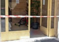 Η είσοδος της πολυκατοικίας που έμενε το ζευγάρι, στην οδό Κωνσταντά στον Βόλο (πηγή: ΕΡΤ)