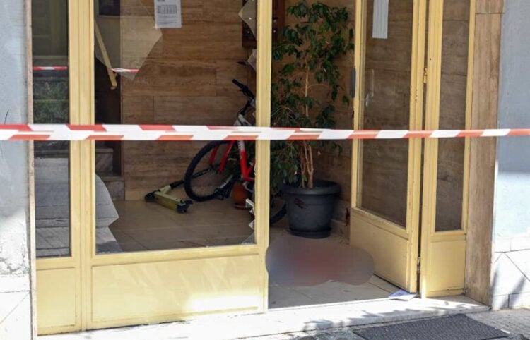 Η είσοδος της πολυκατοικίας που έμενε το ζευγάρι, στην οδό Κωνσταντά στον Βόλο (πηγή: ΕΡΤ)