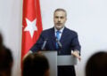 Ο υπουργός Εξωτερικών της Τουρκίας Χακάν Φιντάν κατά τη διάρκεια συνέντευξης Τύπου (φωτ.: EPA / Sergey Dolzhenko)