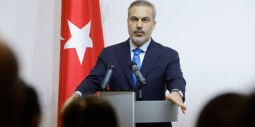 Ο υπουργός Εξωτερικών της Τουρκίας Χακάν Φιντάν κατά τη διάρκεια συνέντευξης Τύπου (φωτ.: EPA / Sergey Dolzhenko)
