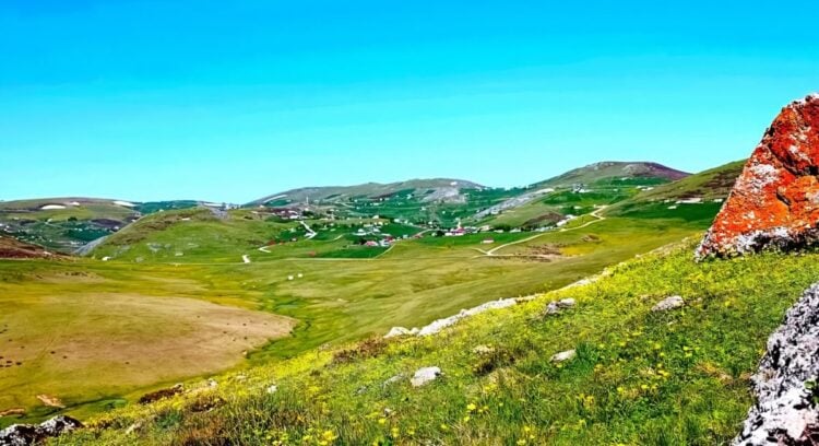 Στην περιοχή που περικλείεται από τη Ματσούκα, τα Πλάτανα και τη Τόνγια, και σήμερα ονομάζεται Ντούζκιοϊ βρίσκονταν τα μοναστήρια Καραπτάλ και Χωνευτέρ' (πηγή: facebook.com/bdeveci61)