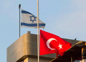 Σημαίες στην πρεσβεία της Τουρκίας στο Τελ Αβίβ (φωτ.: EPA / Abir Sultan)