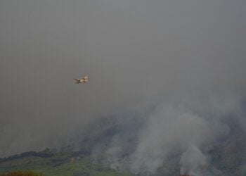 Πυροσβεστικό αεροσκάφος πραγματοποιεί ρίψεις νερού στις πλαγιές του Βεζούβιου (φωτ.: EPA/Cesare Abbate)