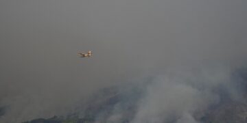 Πυροσβεστικό αεροσκάφος πραγματοποιεί ρίψεις νερού στις πλαγιές του Βεζούβιου (φωτ.: EPA/Cesare Abbate)